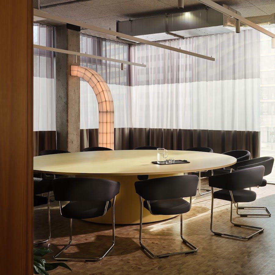 Fora - Pressehaus Podium  Meeting Room Product Image